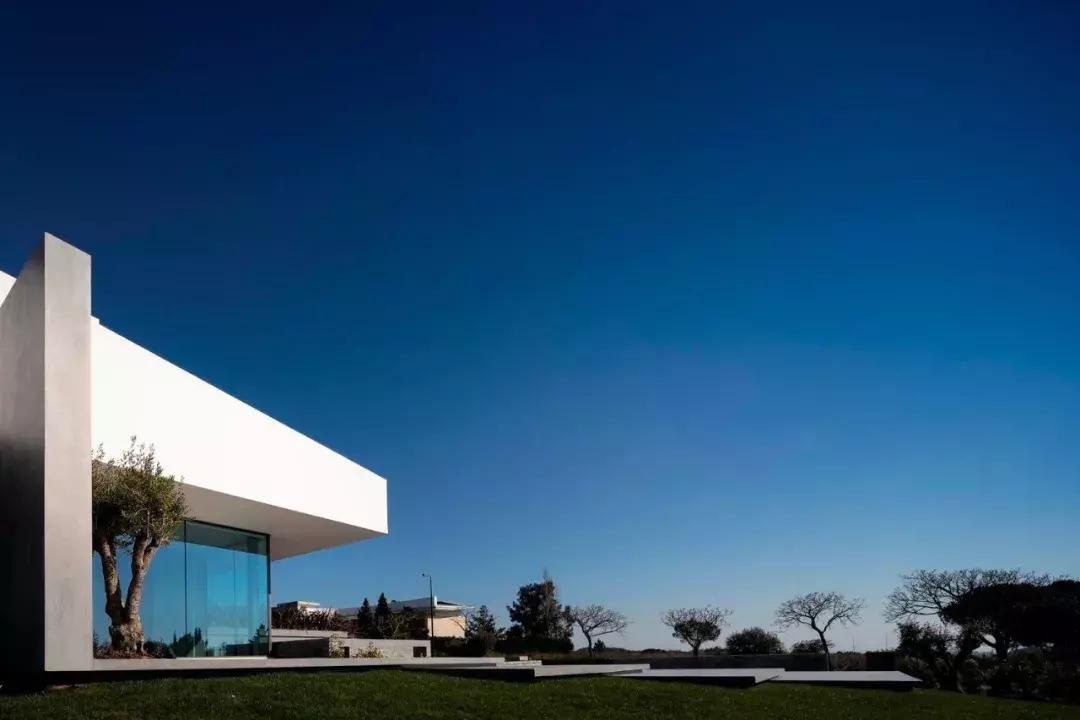 看似简单的白色极简，室内却如此惊艳