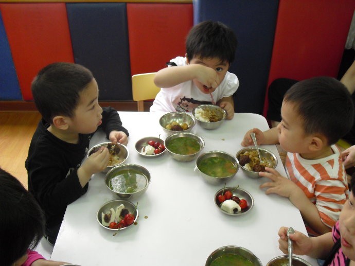 母婴知识宝宝吃太饱有三大坏处,为什么宝宝不能吃太多辅食