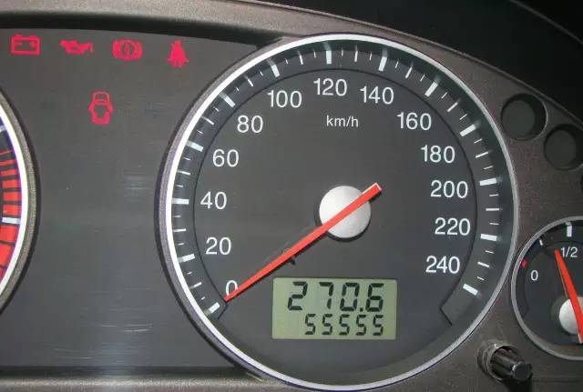 机油变黑越快是什么原因,机油一直是黄色不变黑怎么回事