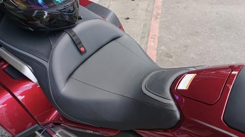 本田金翼旅行摩托视频,摩托车中的劳斯莱斯哈雷