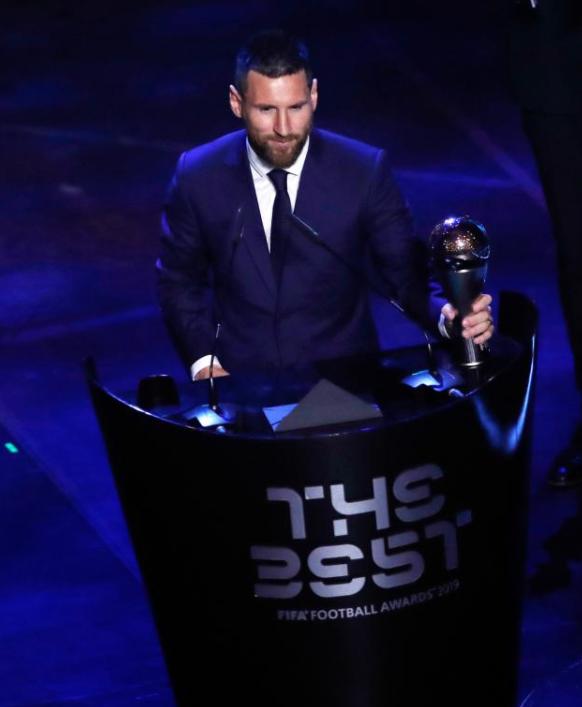 梅西第7次荣膺世界足球先生,梅西获得第七座金球奖新闻联播