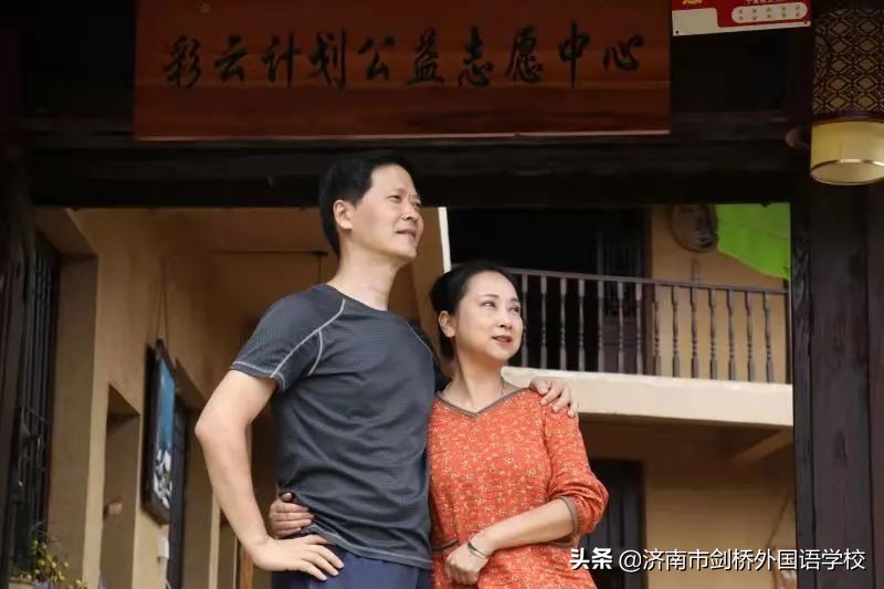 卖猪肉小女孩跳芭蕾舞,9岁女孩一边卖猪肉一边跳芭蕾