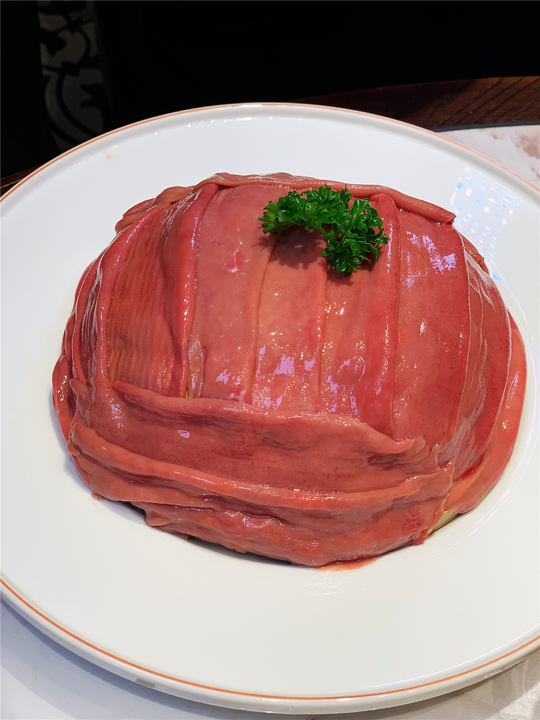 长春桂林路有家电影《叶问》同款火锅酒馆，楼里面有座“香港城”