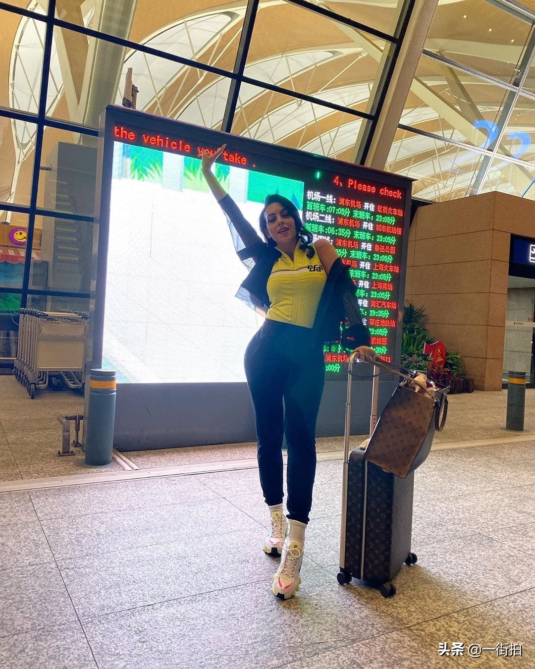 c罗与乔治娜出街图片,c罗与女友乔治娜晒度假照片