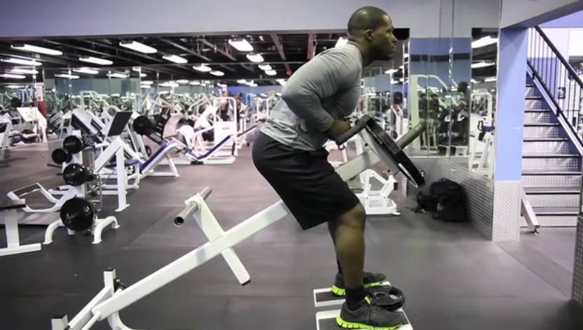 单划船练背的动作,划船式练背的正确锻炼方法