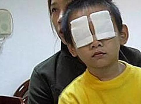 宝宝石灰进入眼睛处理方法最正确,小孩眼睛进石灰能恢复吗