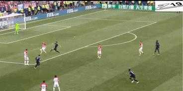 一个人扛着一支国家队足球,一个人扛着一支国家队