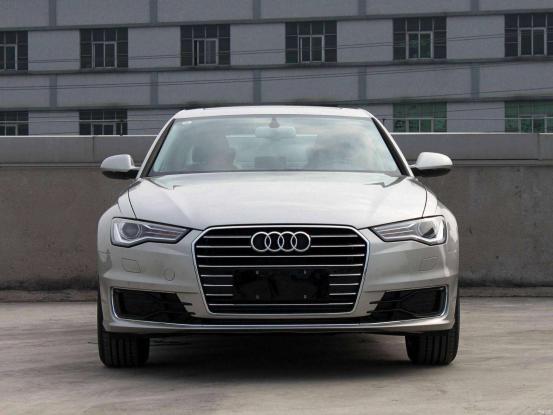 奥迪A6L，搭配3.0T动力，百公里加速仅需6.6秒，油耗9.6L，颜值高