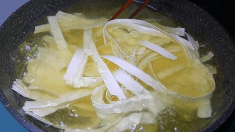 油泼面好吃做法简单健康营养,油泼面的家常做法简单的