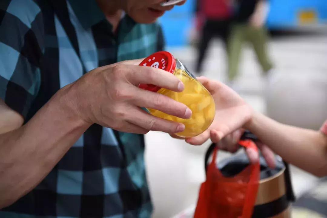 考完啦！莆田考场外上演“00”后深情告白！这些场景都太美~~