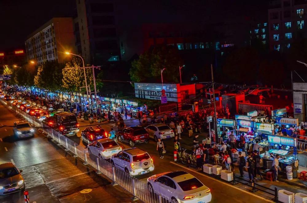 合肥安农大美食一条街是哪个门,合肥人气最旺的小吃街夜吃