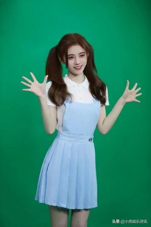 鞠婧祎杨超越丸子头,对比杨超越和鞠婧祎同穿蓝裙