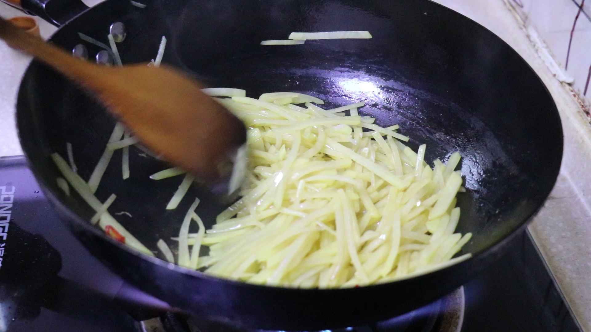 炒土豆丝不粘锅的方法,炒酸辣土豆丝放酱油就粘锅