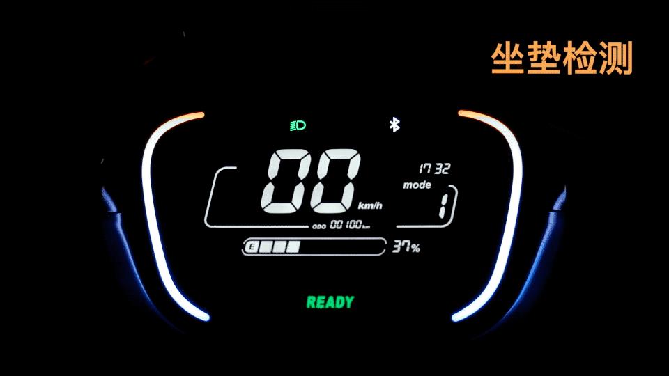 大灯炫酷有型,九号e100大灯效果