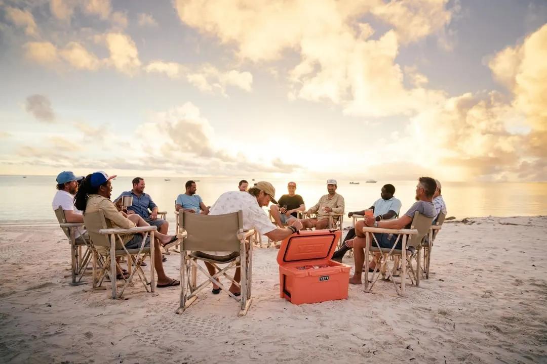 和supreme齐名的品牌,和supreme合作的行李箱