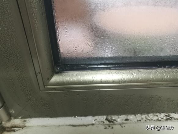 冬天窗户上有水是窗户密封不好吗,冬天窗户为啥有小水珠