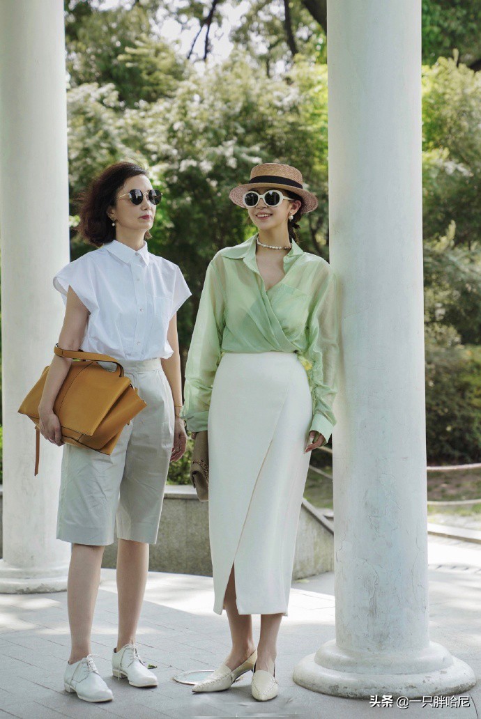 50岁女人穿t恤配牛仔裤好看吗,50岁的女人穿搭要做减法