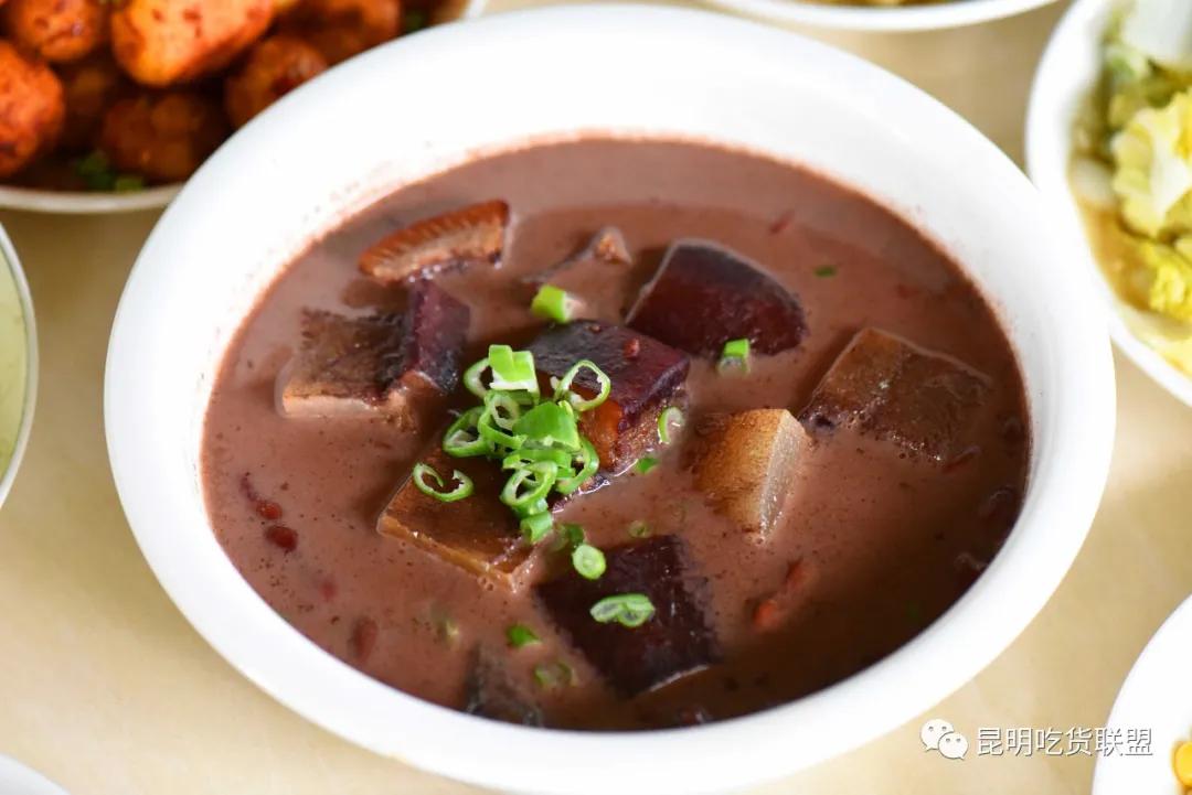 自驾29分钟到，昆明边大片红将军成熟可摘，1口糖心甜蜜又多汁