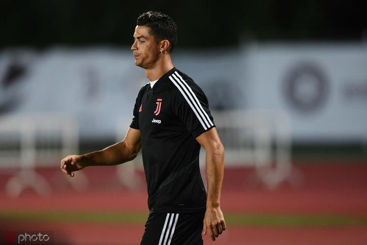 看c罗控球的小球员,c罗乔丹运动天赋对比