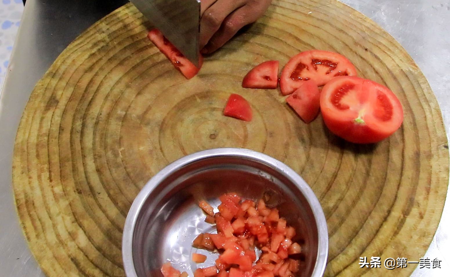 如何自制爽脆香辣金针菇,锡纸金针菇汤汁最简单的做法