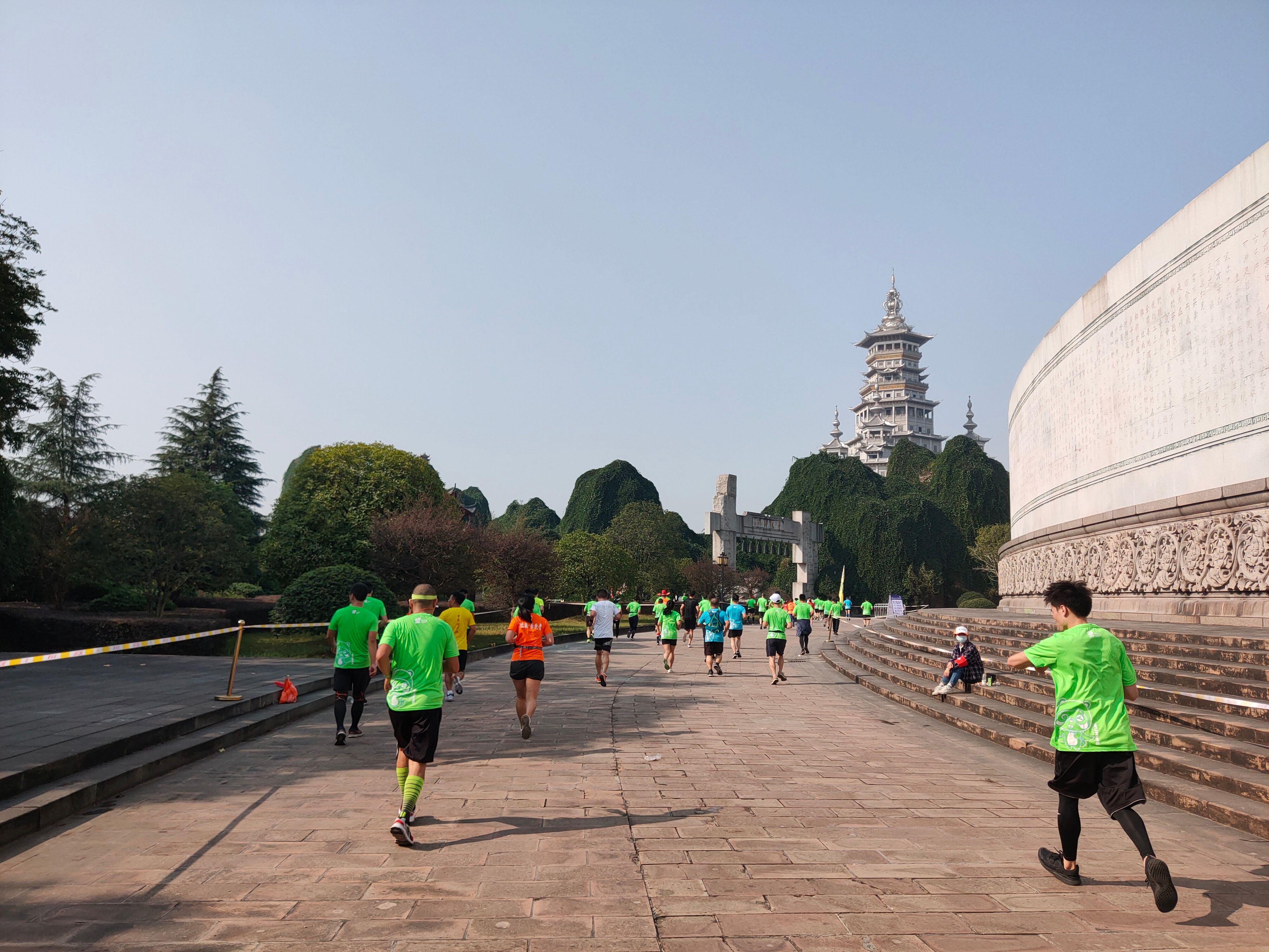 首个全马2022年超燃视频,横店马拉松2023全马颁奖直播