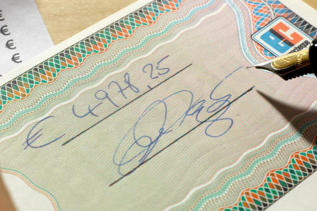 拆迁给的是现金支票还是转账支票,拆迁支票要怎么才能取出来