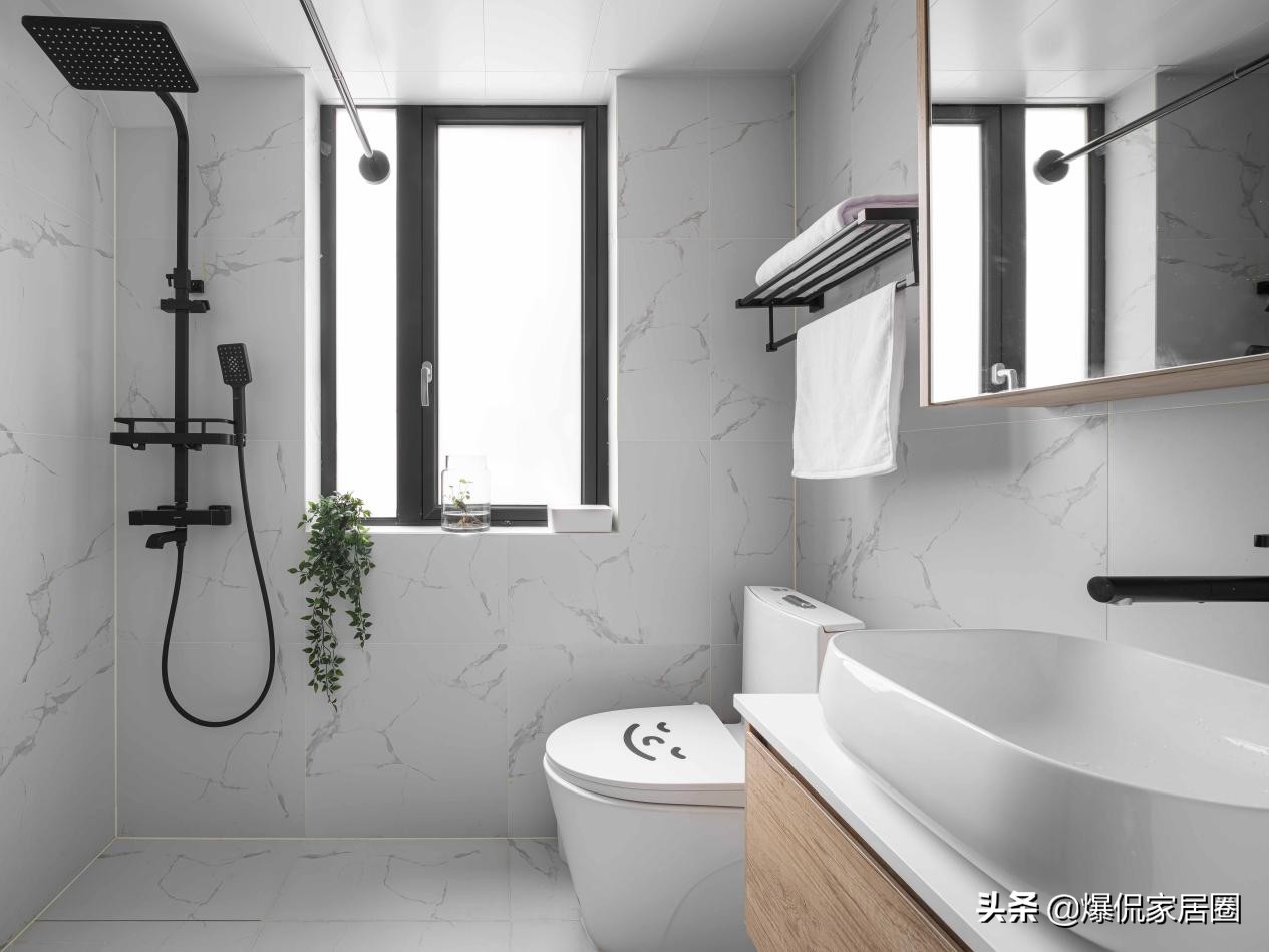 64平小户型两房，电视墙做一半“玻璃门”，空间更通透，宽敞明亮