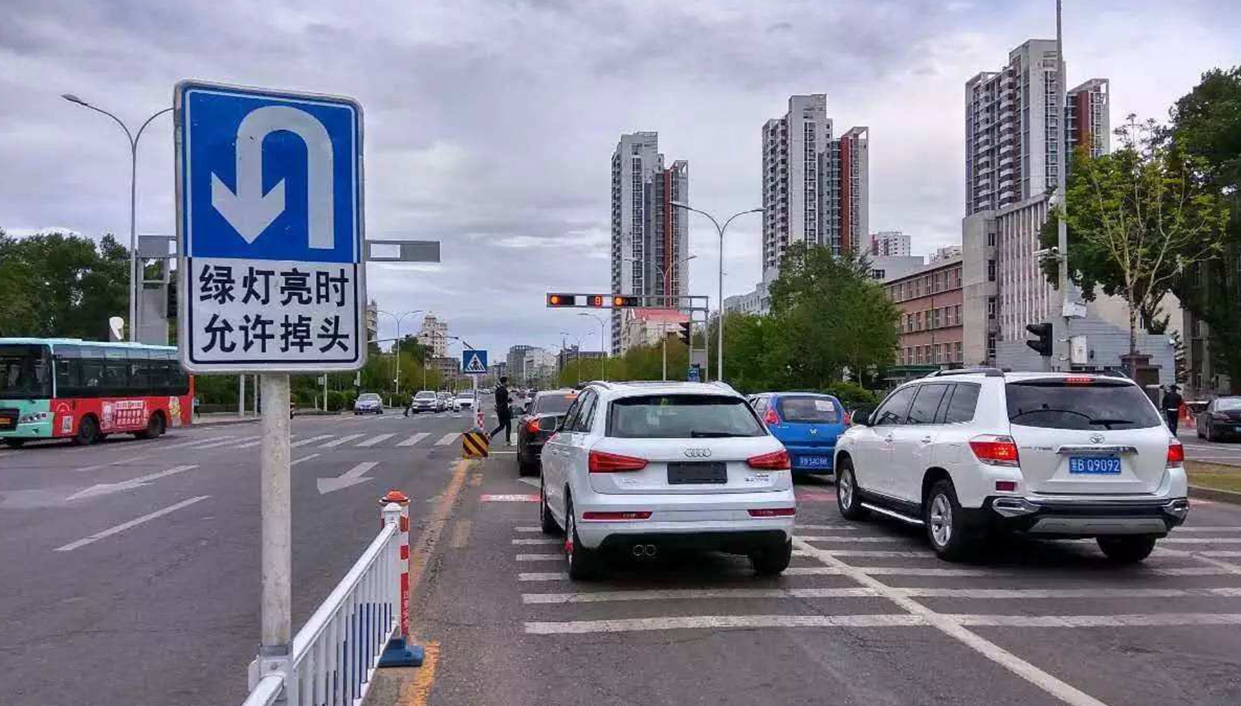 掉头转弯三不踩的操作,车掉头时什么也不踩吗