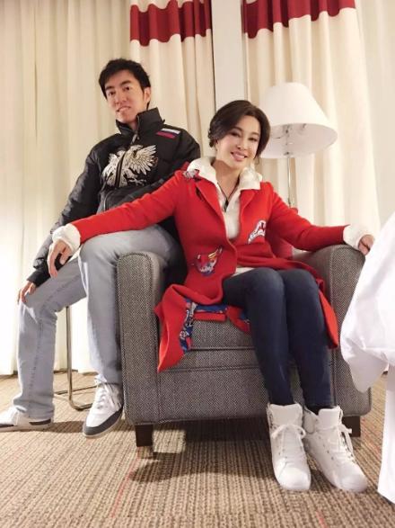 69岁刘晓庆和妹妹罕见同窗照片,刘晓庆的家庭背景