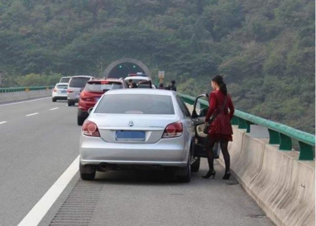 高速堵车尿急现象怎么办,高速堵车尿急解决方法