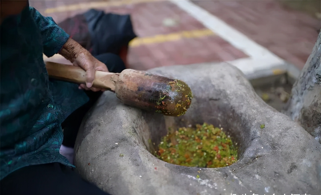 俺村西头那个石臼，曾经是全村的味蕾图腾