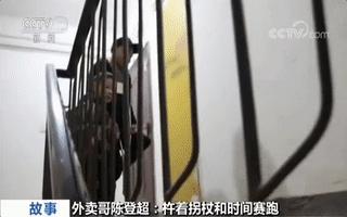 独腿小哥送外卖视频,独腿小哥拄拐坚持送外卖