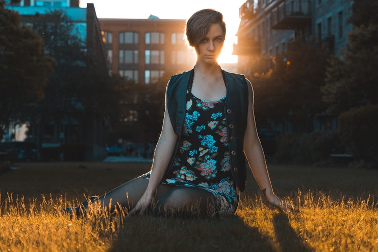 中年女人丧偶后最好的活法,中年离异女人单身好还是再婚好