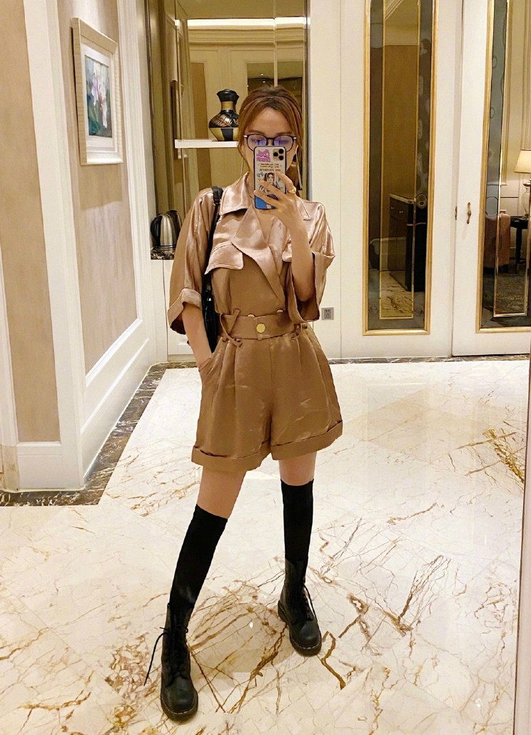 吴昕吊带裙凹造型,吴昕黑色吊带衫