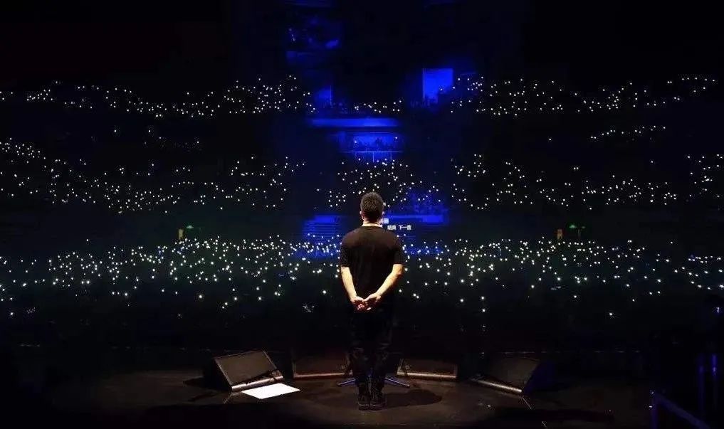 许巍曾经沧桑如今风华正茂,02年的许巍和现在的许巍