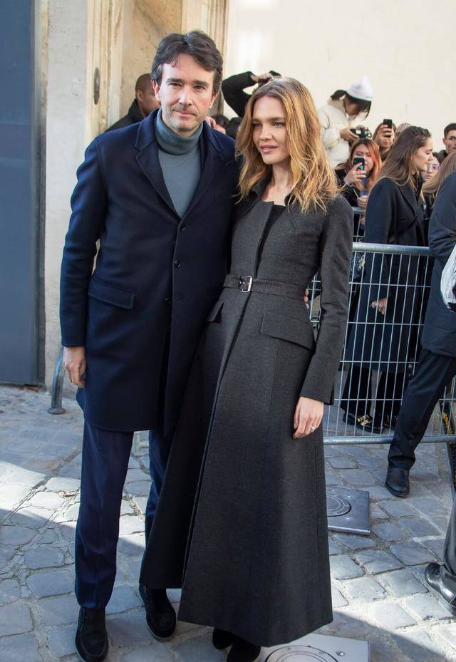 LV太子妃罕见翻车！小西装配黑裙全身迪奥上顶级女刊，妆容好老气