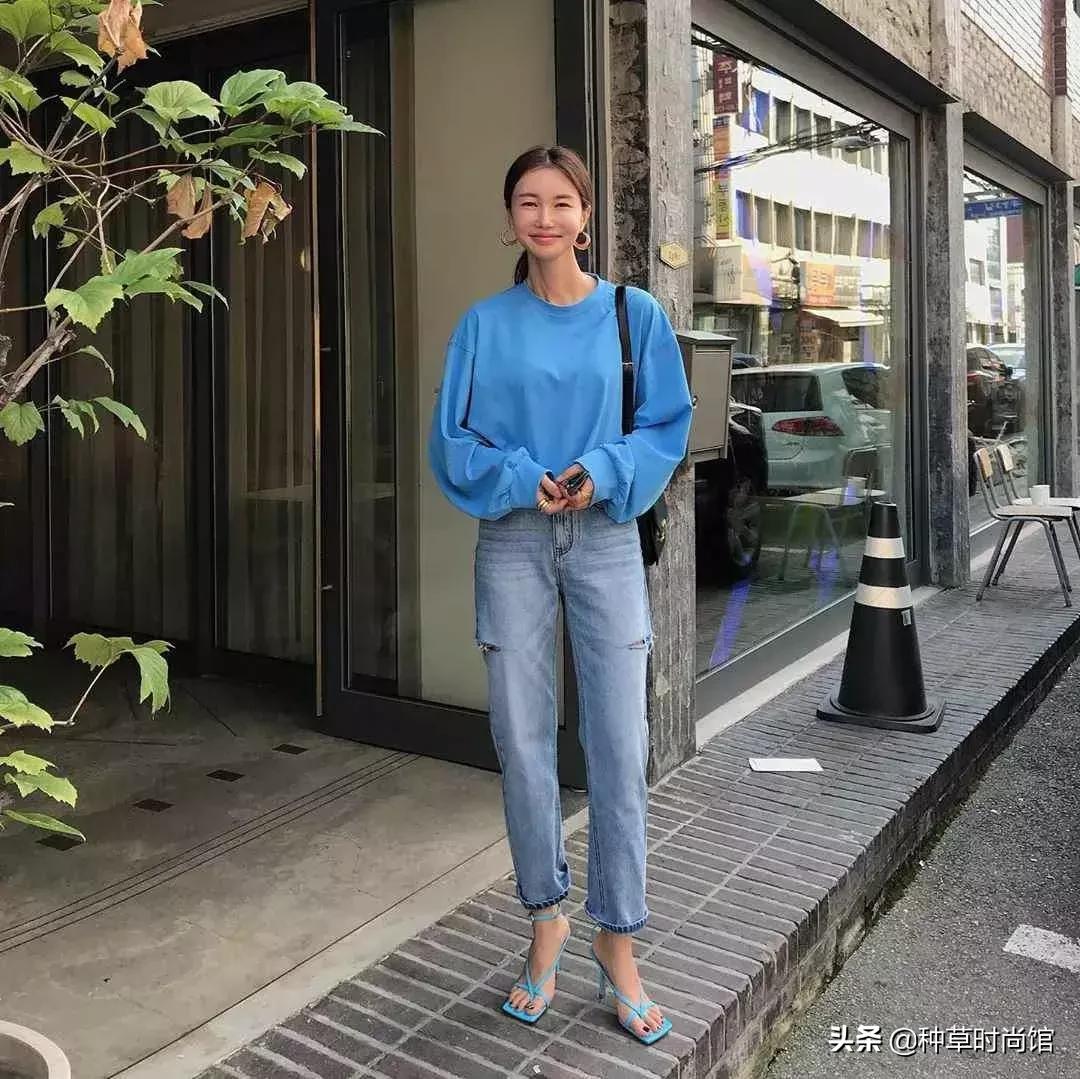 人手一件的卫衣怎么穿才时髦高级,女孩穿什么颜色卫衣洋气