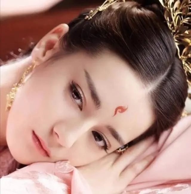 公认美貌迪丽热巴,怎么样才能拥有迪丽热巴样的颜值