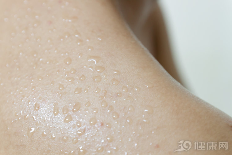 手脚长水泡还很痒是什么原因,小孩手脚起小水泡很痒是什么原因