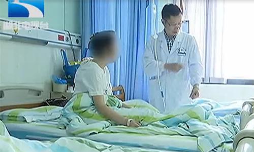 女子贴面膜毁容,女子敷面膜脸部红肿