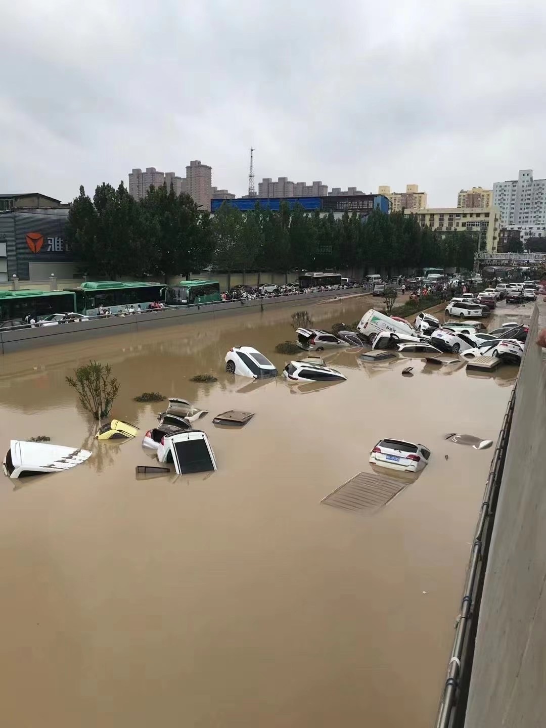 车淹到什么位置怎样处理,车子被淹了怎么处理