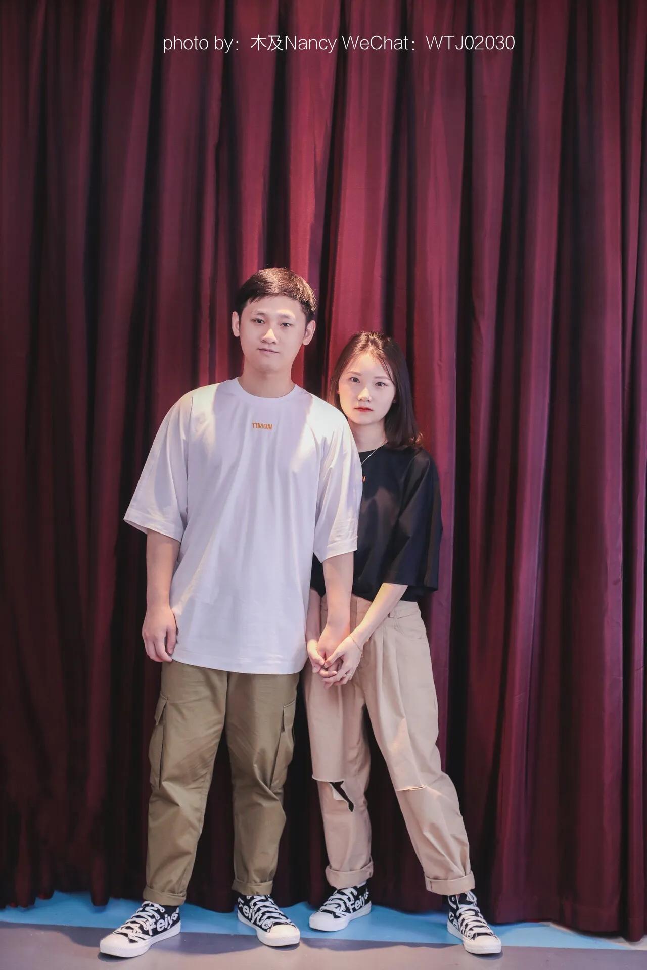 成都大学生情侣来广州旅游、我们去维家思广场拍了一组复古风格片