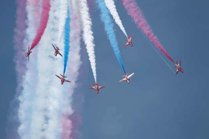 飞机在空中拉出的尾烟是什么,飞机在哪个高度会拉烟