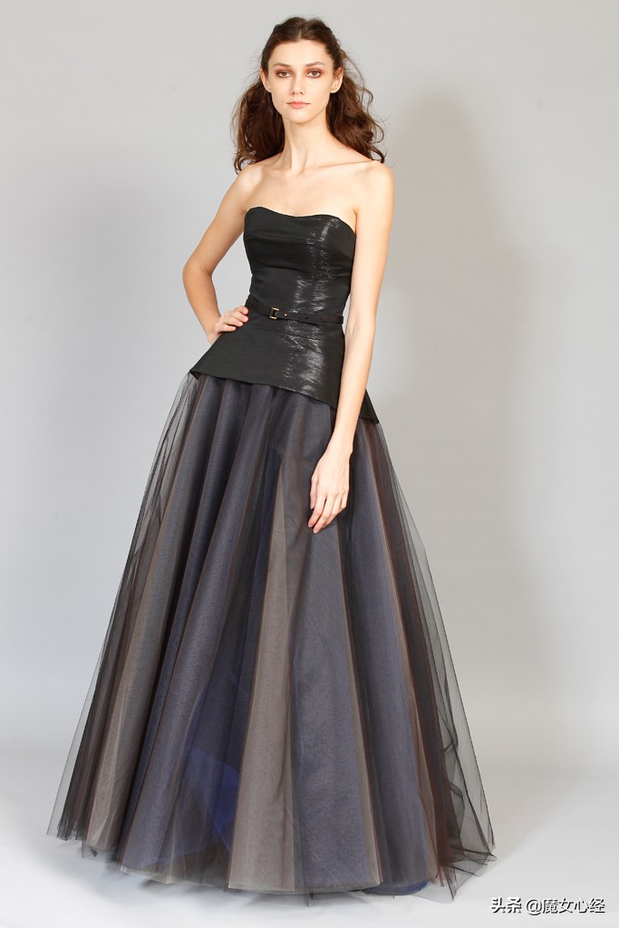 小胸适合穿什么款式的衣服,屁股扁平的女人适合穿什么衣服