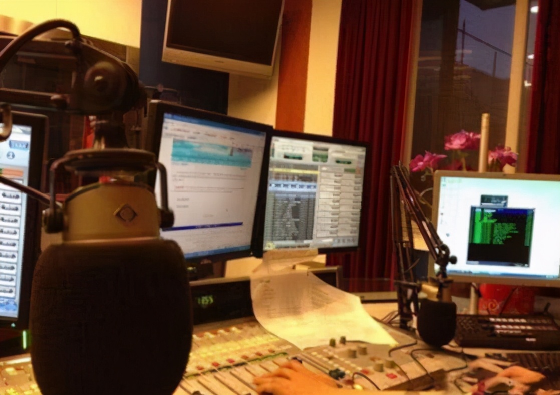 华少家：为爱妻变“煮夫”，衣帽间有韵味，将“展示柜”搬回家