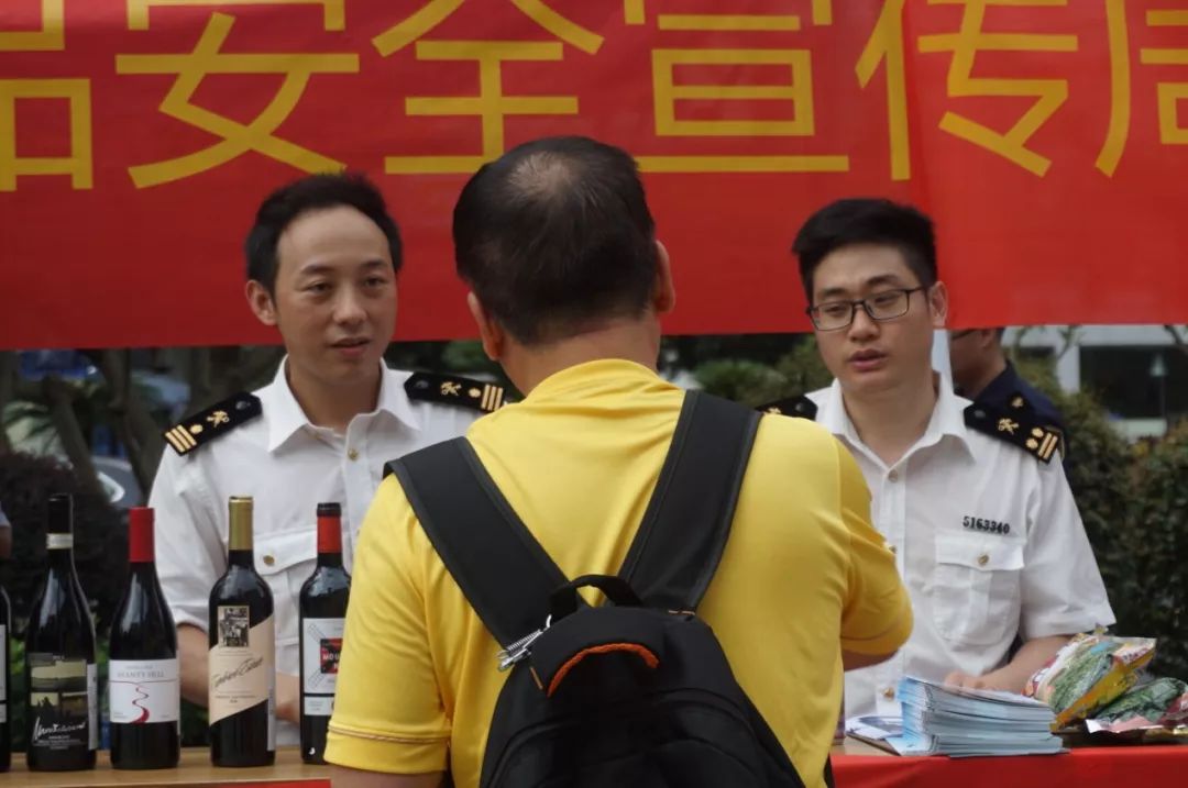 海珠｜厉害了，海关人员手把手教你辨真假！再也不怕买到假的“进口”奶粉、葡萄酒啦~