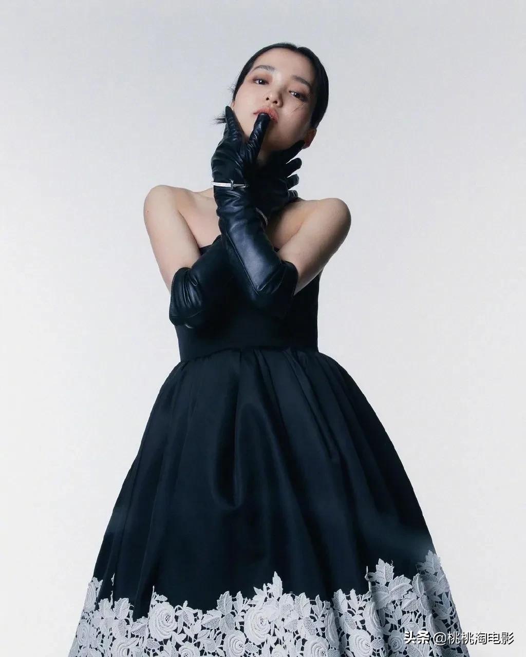 金泰梨杂志写真图文,女星金泰梨穿圣诞小鹿装跳舞