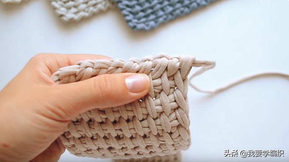 十一与其出门人挤人，不如在家看电视钩包包，一款拼色手提袋教程