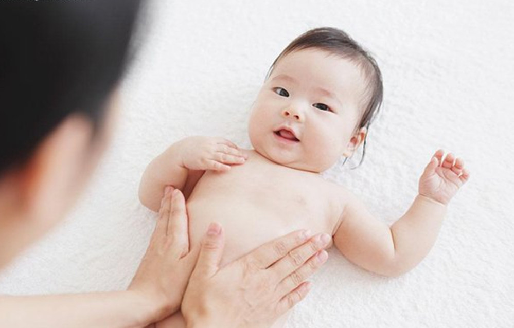 满月宝宝5天不拉大便怎么办,未满月的宝宝攒肚怎么帮宝宝排便