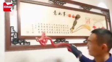 女子报警赤链蛇,女子家中发现红色长蛇